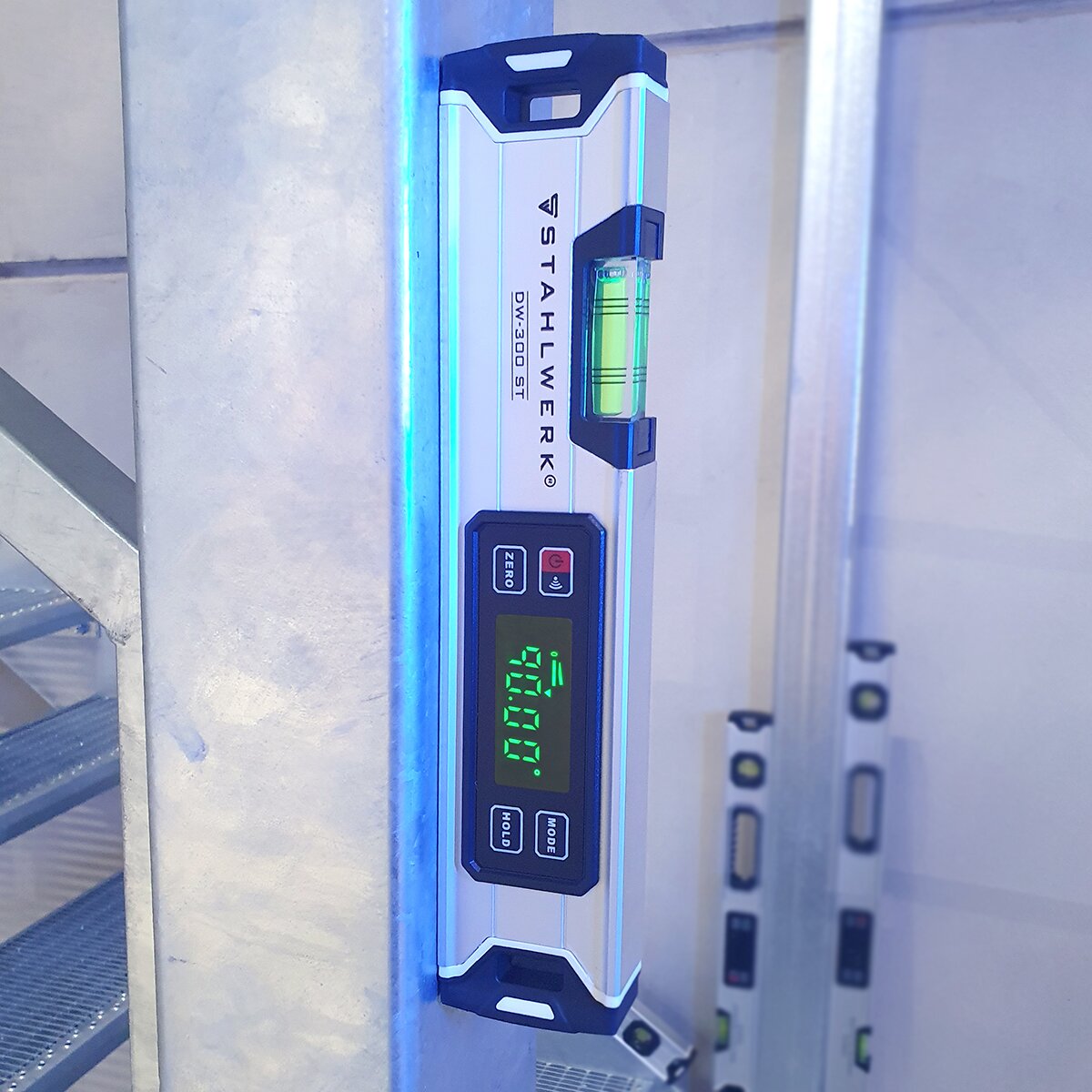 Steelworks Digital Water Scale DW-300 ST en aluminium avec une échelle directionnelle magnétique de longueur de 300 mm | Échelle de l'eau de l'aimant | Échelle d'eau en aluminium | Échelle d'eau numérique | Couteau en linge
