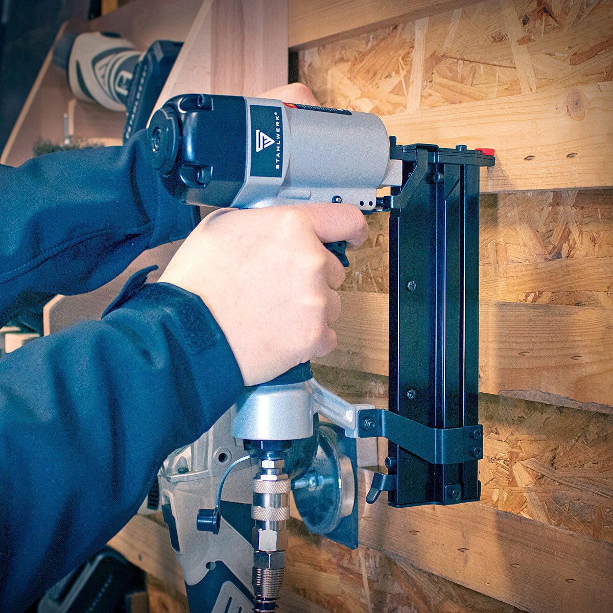 STAHLWERK Druckluft Nagler DN-50 ST 2 in 1 Nagelpistole | Tacker | Streifennagler | Klammernagler mit 5-7 Bar Arbeitsdruck, Metallgehäuse, geeignet für 18 Gauge Nägel und Tackernadeln inklusive Zubehör und Transportkoffer
