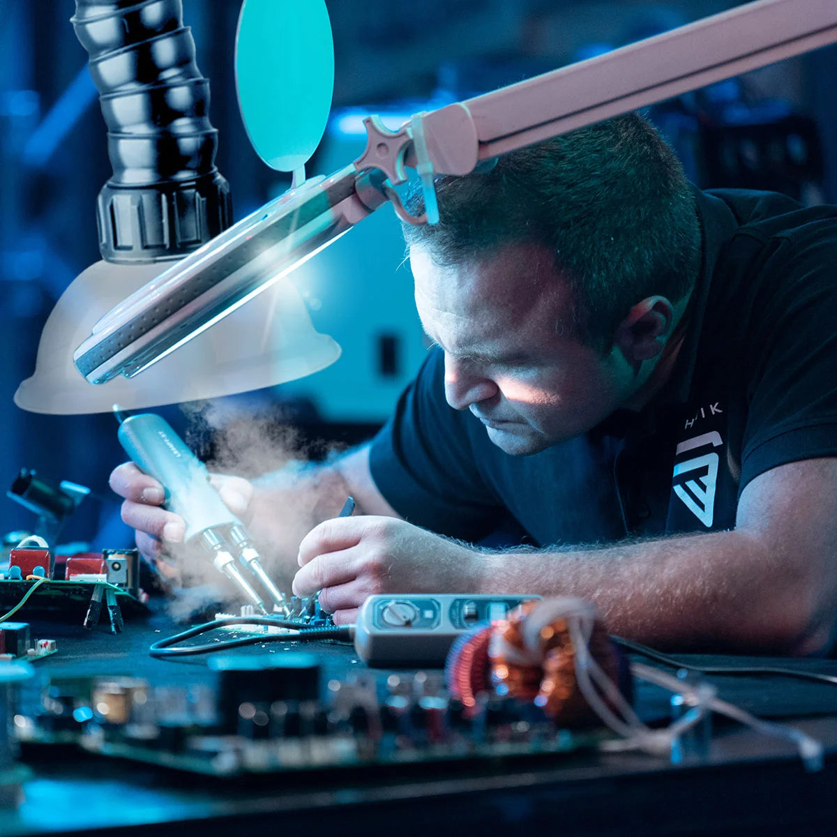 Désenfumage STAHLWERK FE-300 ST | Système d'extraction puissant de 300 watts avec triple filtre | Absorbeur de fumée et extracteur de fumée sûrs | Extraction des fumées de soudage et de brasage pour filtrer les fumées, les gaz et les vapeurs