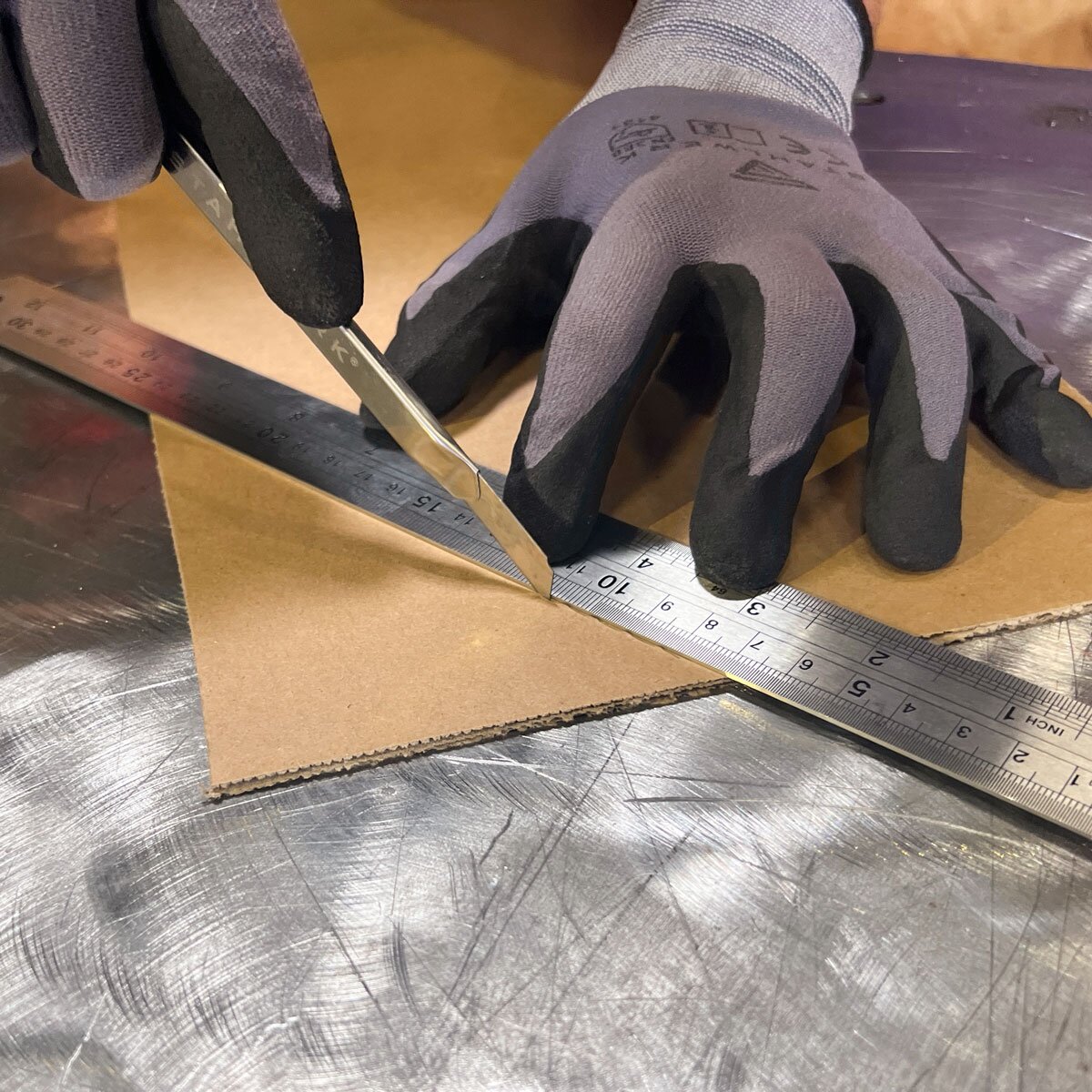 STAHLWERK Cuttermesser 10er Set mit 9 mm Abbrechklingen aus bruchfestem Carbon-Stahl präziser Cutter | Teppichmesser | Sicherheitsmesser | Paketmesser | Kartonmesser