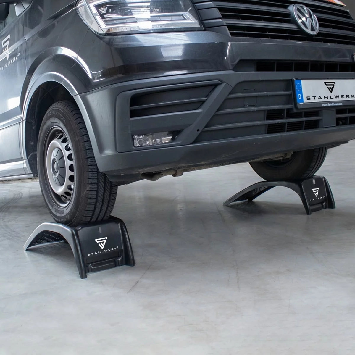 STAHLWERK access ramps | 2 steel access ramps with a load capacity of 3.6 t per pair For tire widths up to 230 mm | 900 x 300 x 240mm | Vehicle access ramps for maintenance and service | Car/truck drive-on wedges