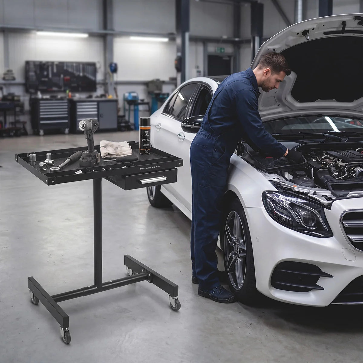 STAHLWERK Kfz-Wartungs- und Montagewagen mit Schublade | Höhenverstellbarer Arbeitstisch | 87,3 – 125 cm | 100 kg Tragkraft | Mobile Werkbank | Ideal für Garage, Werkstatt, Autoreparatur und DIY