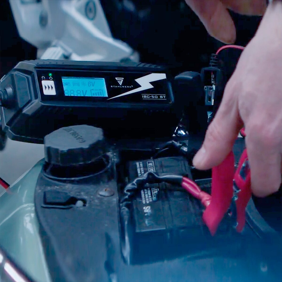 Caricatore della batteria in acciaio IBC-100 ST con microprocessore e 10 ladEdii per 12 V/24 V AGM, VRLA, MF, SLA e Gel Batterie | Caricatore intelligente per auto e moto