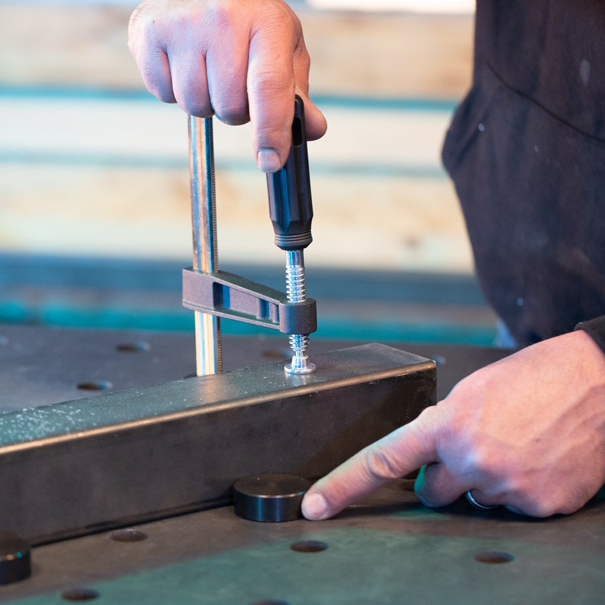 STAHLWERK Schweißtisch-Zubehör-Basic-Set Hochwertige Spann- und Fixierhilfen für D22 Lochsystem mit 2 Schraubzwingen und 4 Spannbolzen