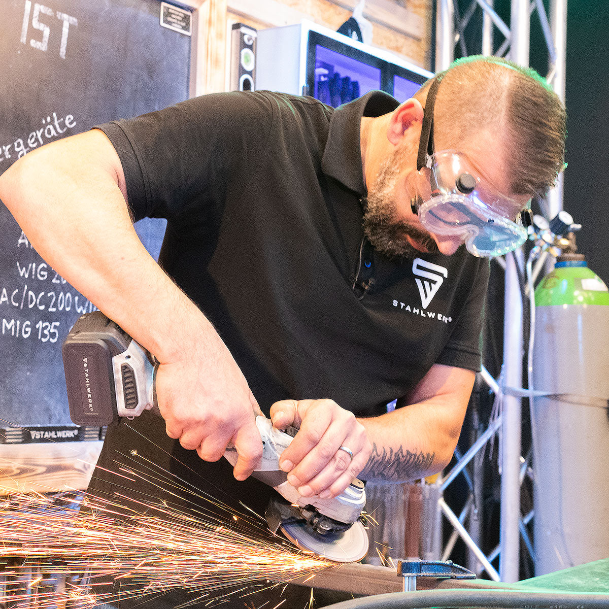 STAHLWERK Schutzbrille / Korbbrille oder Überbrille mit flexiblem Halteband / Sicherheitsbrille / Arbeitsschutzausrüstung